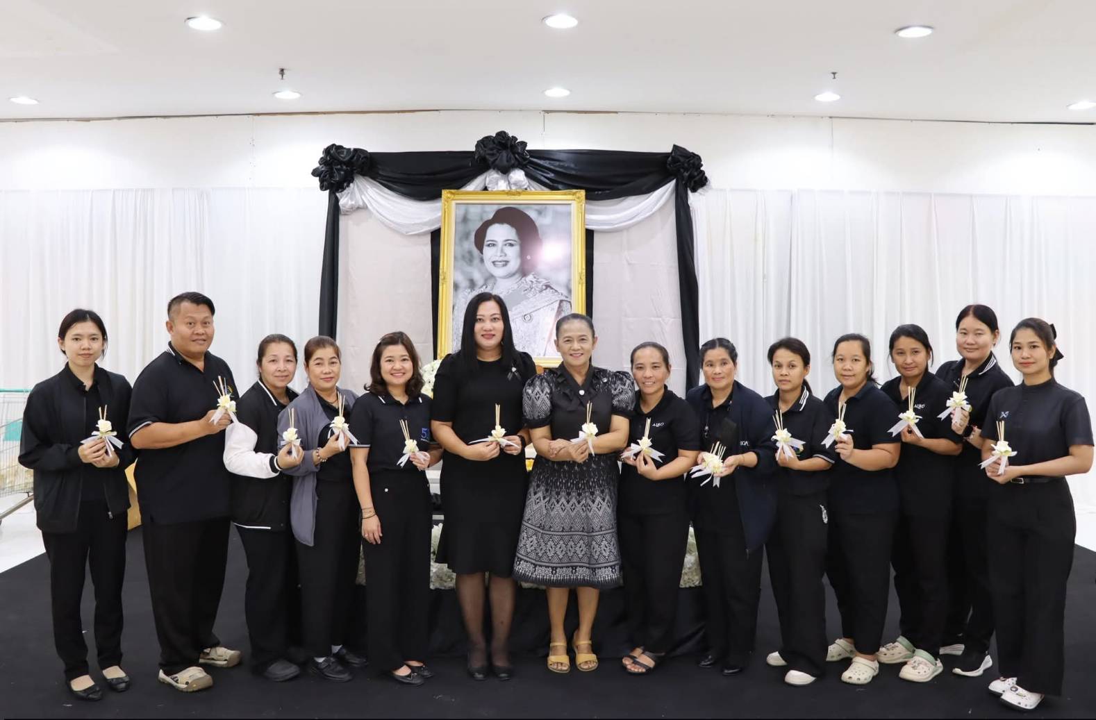 title - ศพส. ร่วมกิจกรรม “หนึ่งดอกไม้จากสองมือ แทนความตั้งใจจากหัวใจชาวอยุธยา” ณ ศูนย์การค้าเซ็นทรัล อยุธยา